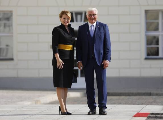 President of the Slovak Republic, Zuzana Caputova, Federal President Frank Walter Steinmeier, Germany, Berlin, Schloss Bellevue, welcoming the President of the Slovak Republic, Zuzana Caputova, with military honours and subsequent discussion, 21 08 201