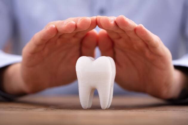 Person s Hand Protecting White Tooth ,model released, Symbolfoto  Copyright: xAndreyPopovx Panthermedia26585243