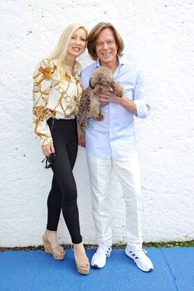 ARD Again and again on Sundays singer Jürgen Drews with his wife Ramona and little dog during the ARD entertainment show Again and again on Sundays 01 09 2019 at the Europapark Rust 20190901MWI9468
