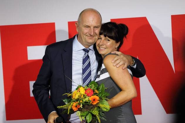 Prime Minister Dietmar Woidke Top candidate SPD thanks with bouquet of flowers wife Susanne at the SPD election party on the election evening of the Brandenburg state election, Potsdam, 1 September 2019 Brandenburg state election 2019