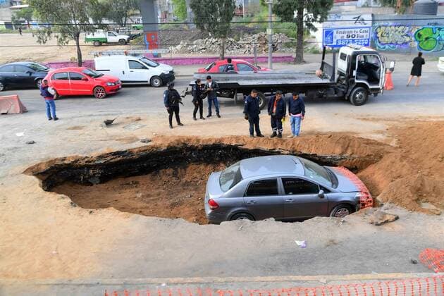 September 6, 2019 EUM20190905ACT01 JPG MEXICO CITY AccidentAccident Socavon September 6, 2019 Aspects of a car falling into a repair sinkhole located on Bordo de Xochiaca Avenue Photo Agency EL UNIVERSALHugo GarciaEELG  - ZUMAu78_ 20190906_zaf_u78_029 Copyright: xElxUniversalx