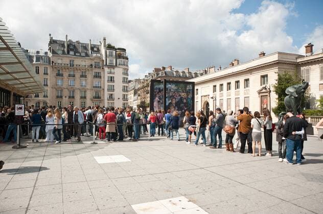 Paris, Tourists queue at the Musee d Orsay Paris, Tourists queuing for Musee d Orsay Tickets