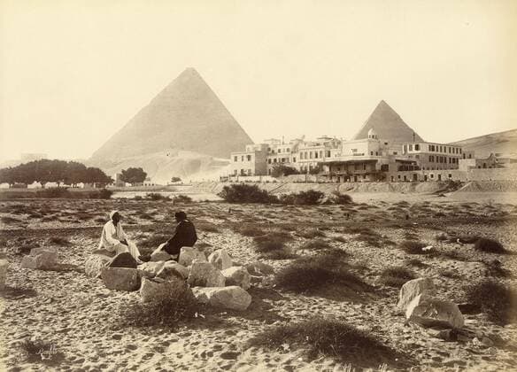 Sieben Weltwunder der Antike, Pyramiden von Gizeh Mena-House hotel, next to the Giza pyramids (Egypt) Mena-House hotel, next to the Giza pyramids (Egypt) Photograph by Bonfils 1870-1880 Print (22,3 x 28,1 cm) Private collection Copyright: xPhoto12 Photosvintagesx WTZ02207_026