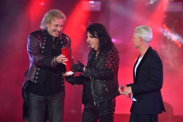 v li Laudator Thomas GOTTSCHALK, presents Alice COOPER Musiker , the SWR3 Lifetime Award Re Guido CANTZ Moderator , 25 SWR3 New Pop Festival 2019,Das Special, Recording in the Festspielhaus in Baden Baden on 12 09 219