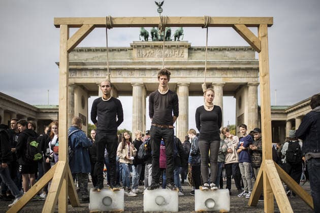 Three activists stand on a gallows on ice blocks, recorded during the worldwide demonstration under the motto All for Climate , initiated by the climate activist of Fridays for Future at the Brandenburg Gate in Berlin, 20 09 2019 Berlin Germany Copyright: xFlorianxGaertner photothek.netx