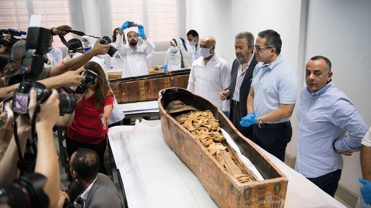 Bilder des Jahres 2019, News 09 September News Bilder des Tages (190921) -- CAIRO, Sept. 21, 2019 -- A sarcophagus with a mummy inside is seen in the National Museum of Egyptian Civilization (NMEC), Cairo, Egypt, on Sept. 21, 2019. Egyptian Minister of Antiquities Khaled al-Anany witnessed on Saturday the unpacking process of two ancient sarcophagi ahead of their restoration and display in a new museum. The mummies in the two sarcophagi belong to a senior official of the New Kingdom of Egypt, and his wife, said Mostafa Waziri, secretary-general of the Supreme Council of Antiquities. ) EGYPT-CAIRO-SARCOPHAGI-MUMMIES-UNPACKING WuxHuiwo