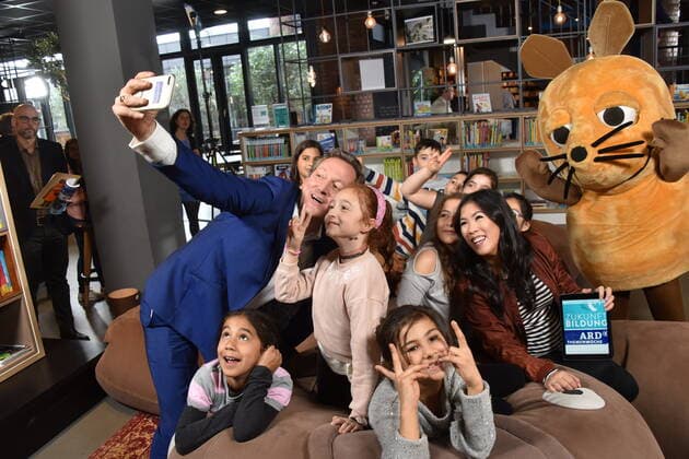 Presenters Eckart von Hirschhausen and Mai Thi Nguyen Kim, die Maus und Kinder pose on 25 09 2019 in Cologne at the press conference for the ARD Theme Week 2019 from 9 to 16 November which deals with the future of education.