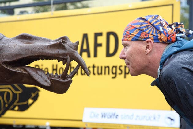 Three large bronze wolves of the Copyright: epd-bild JuergenxBlume EDITORIAL USE ONLY