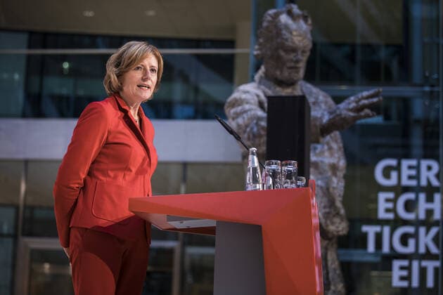 Malu Dreyer, SPD, State Premier of Rhineland-Palatinate, speaks at the August Bebel Award ceremony at the Willy Brandt House in Berlin, 27 09 2019 Berlin Germany Copyright: xFlorianxGaertner photothek.netx