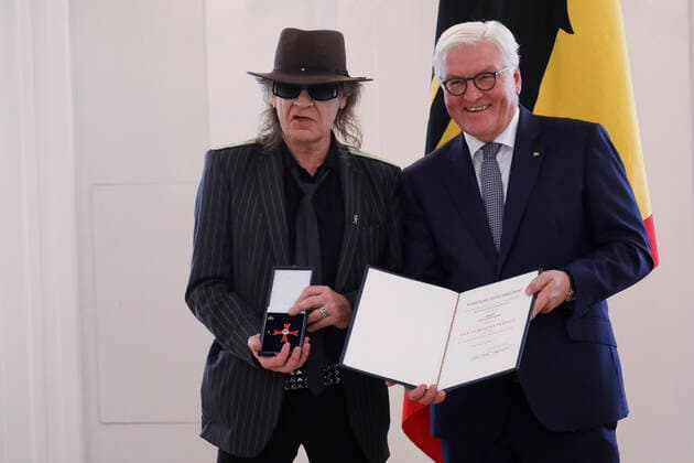 Udo Lindenberg, Federal President Frank Walter Steinmeier, Berlin, Schloss Bellevue, Courage to overcome borders in the future , this is the motto under which Federal President Frank Walter Steinmeier will award the Order of Merit of the Federal Republic of Germany to 25 citizens in Schloss Bellevue on Wednesday, 2 October on the occasion of the Day of German Unity.
