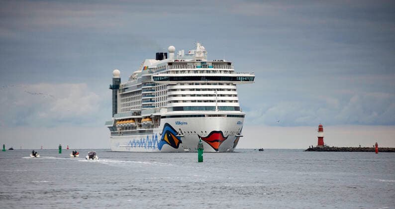 The 300m long cruise liner AIDAprima will pass the pier head of the port entrance of Warnemünde on Friday, 4 10 2019 The cruise liner with 4 350 passengers on board will make an unscheduled call to the port of Rostock due to strong wind It is the first call of a ship of the latest generation from the fleet of AIDA Cruises Rostock Copyright: ThomasxHäntzschelx xnordlicht