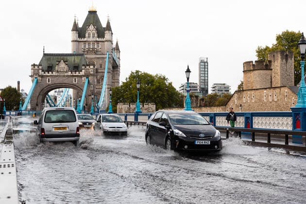 News Bilder des Tages October 6, 2019, London, LONDON, UK: London, UK. Traffic drives through flooding and excess surface water on Tower Bridge this morning following heavy rain and wet weather in the capital last night. Weather forecasts predict that most of the UK will be experience heavy rain and storms during the next few days. London UK - ZUMAl94_ 20191006_zaf_l94_009 Copyright: xVickiexFloresx