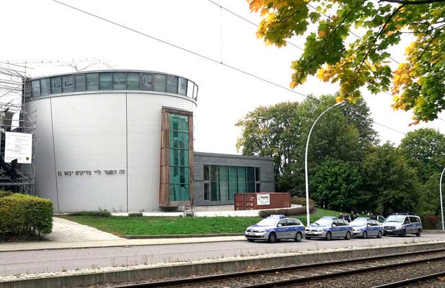 Shooting in Halle 09 10 2019, Chemnitz, Amok, Terror On Wednesday afternoon there was a shooting in Halle, an der Saale, two people are said to have been killed The shooting is said to have taken place in front of a synagogue in Paulusviertel One person is also said to have been shot in a kebab shop Due to the events in Halle and fear of further attacks, the synagogue in