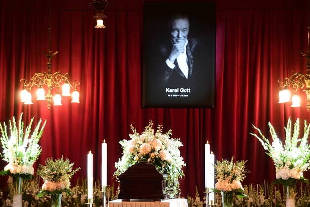 Entertainment Themen der Woche KW41 Entertainment Bilder des Tages The public mourning ceremony in honour of the late Czech pop music star Karel Gott started in the Zofin Palace on an island in the Prague centre at 08:00 today, on Friday, October 11, 2019. Hundreds of Gott s fans have been waiting on the embankment since last night to pay their last respects to their icon. The Zofin Palace is to close at 22:00. However, the opening hours may be prolonged until midnight in the case of a high interest. Besides, people can say their last good-bye to Gott in Prague s Kinsky Garden where another commemorative palace will be opened, after an agreement with Gott s family, from 10:00 to the midnight on Sunday. Gott, who was also popular abroad, mainly in Germany, died at home in his villa in Prague s Bertramka, on October 1, at the age of 80. He suffered from acute leukemia. The government declared Saturday a na _VND4267
