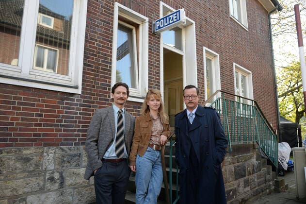 Hamburg Rothenburgsort der 15 10 2019, shooting for NDR Dreiteiler Das Geheimnis des Totenwaldes in der Straße Billwerder Neuer Deich 24 The Weesenburg police station is housed in the old industrial complex Photo information August Wittgenstein, Karoline Schuch and Matthias Brandt investigate in Weesenburg Settermin Das Geheimnis des Totenwaldes , Rothenburgsort Hamburg Germany