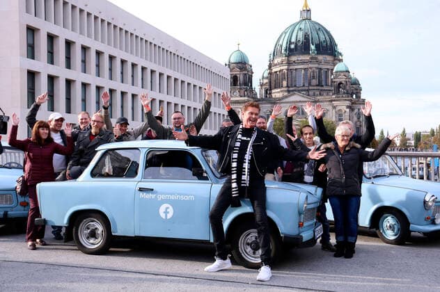 David Hasselhoff honks horn with Trabi drivers Looking for Freedom on the occasion of the 30th anniversary of the fall of the Berlin Wall on the Rathausbrücke Berlin, 19 10 2019 Foto:xA.xBuggex xFuturexImage
