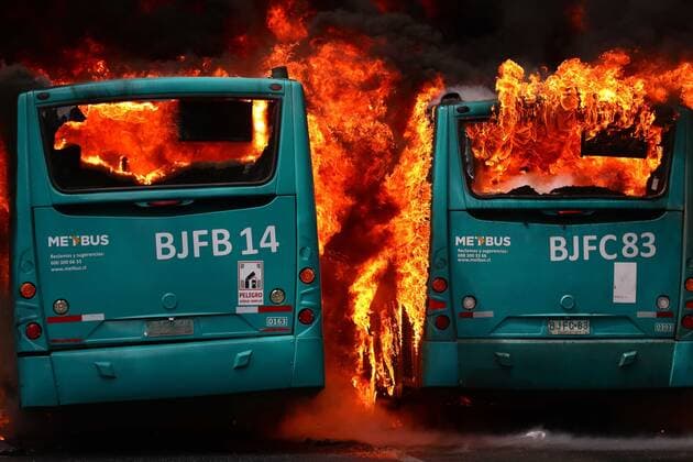 Santiago, October 19, 2019 Four buses burn in Vicuna Mackenna with Diagonal Paraguay in the commune of Santiago for demonstrations for the increase of the value of the Metro Javier Salvo Aton Chile, Santiago Chile Aton 359645  Copyright: JAVIERxSALVO xATONCHILE