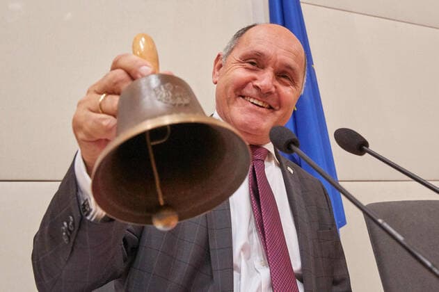 Vienna 23 10 2019 After the early election of the National Council on 29 09 19, the constituent session of the National Council took place today, which again comprises 183 MPs The parties that move into parliament are the ÖVP 71 seats , SPÖ 40 seats , FPÖ 31 seats , Grüne 26 seats , NEOS 15 seats The womens quota is 39 PHOTO President of the National Council Wolfgang Sobot