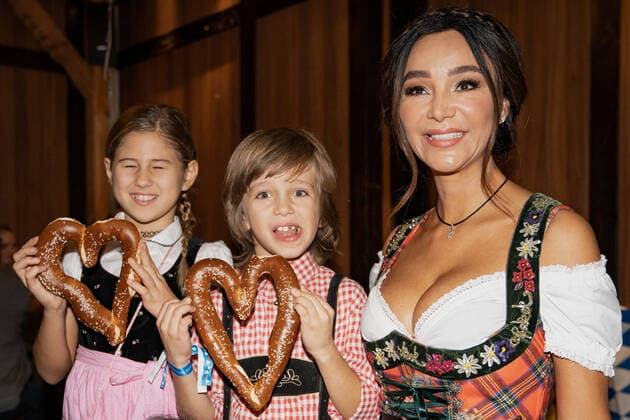 Oktoberfest 2019 in the Höfbräuhhaus Speersort in Hamburg Charity Gaudi in favour of the Förderverein Universitäres Herzzentrum Hamburg e V Minu Lehmann Daughter of Shima Lehmann Rocco Pooth with mother Verona Pooth from left Oktoberfest 2019 in the Höfbräuhhaus Speersort in Hamburg Charity Gaudi in favour of the Förderverein Universitäres Herzzentrum Hamburg e V ,