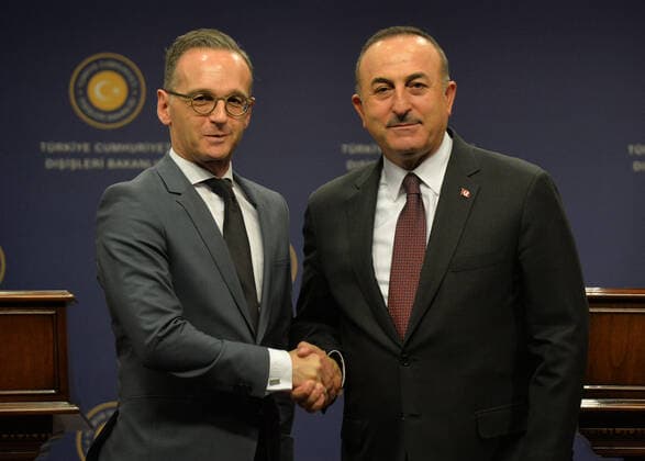 Bilder des Jahres 2019, News 10 Oktober News Bilder des Tages Turkey s Foreign Minister Mevlut Cavusoglu, right, and Germany s Foreign Minister Heiko Maas, shake hands after a joint news conference, in Ankara, Turkey, Saturday, Oct. 25, 2019. (  Copyright: DepoxPhotos 16537365