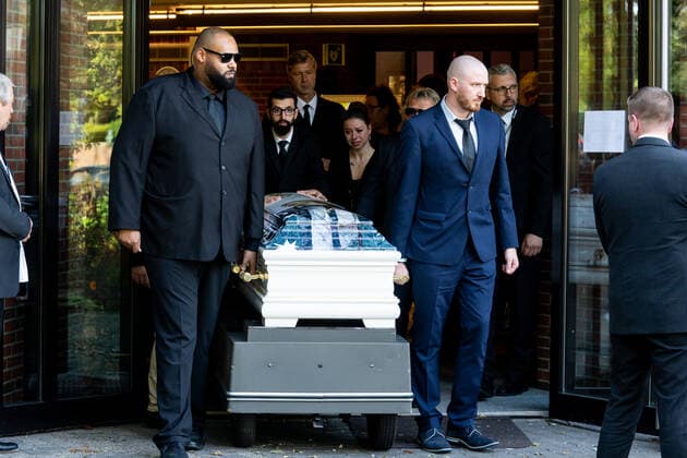Funeral service and public laying of Alphonso Williams before the funeral Funeral in the Kreuzkirche Oldenburg son Raphael Williams and manager Joe Andreessen accompany the coffin from the church to the hearse 1 row in front of the coffin Funeral service and public laying of Alphonso Williams before the funeral Funeral in the Kreuzkirche Oldenburg ,