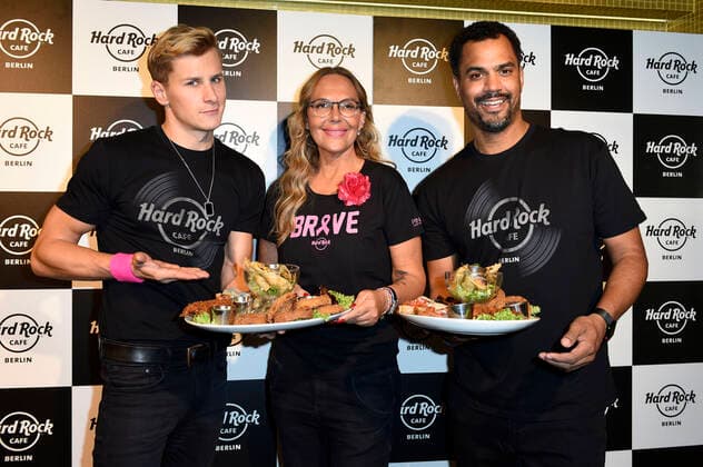 Lukas Sauer, Natascha Ochsenknecht and Patrice Bouedibela wait in the Hard Rock Cafe Berlin, 27 10 2019, as part of the Pinktober Charity Campaign for the benefit of the organisation Brustkrebs Deutschland e V. Foto:xN.xKubelkax xFuturexImage