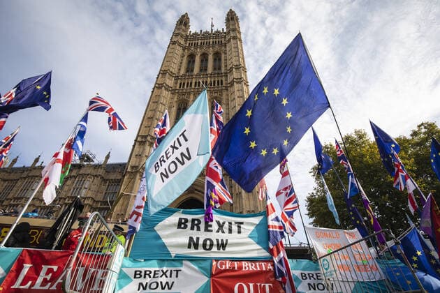 News Bilder des Tages October 28, 2019, London, London, UK: London, UK. Demonstrators with pro-Brexit and European Union flags outside Parliament. The EU has granted a flexible extension to the Brexit deadline until 31 January 2020. MPs will vote today on whether to hold a general election in December. London UK - ZUMAl94_ 20191028_zaf_l94_086 Copyright: xRobxPinneyx