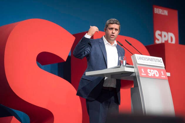 Raed Saleh - Parteitag SPD Berlin DEU, Deutschland, Germany, Berlin, 26.10..2019 Rede von Raed Saleh, Fraktionsvorsitzender der SPD im Berliner Abgeordnetenhaus, auf dem Landesparteitag der Berliner SPD in Berlin. Hauptpunkte auf dem Parteitag sind die Fragen einer moeglischen Enteignung von Immobilien und die Verbeamtung von Lehrern. Raed Saleh, parliamentary leader of the SPD in the House of Representatives, at a state party congress of the SPD Social Democratic Party in Berlin, Germany. Focus of the conference are the issues of a possible expropriation Deutsche Wohnen and of whether Berlin should again make teachers civil servants.