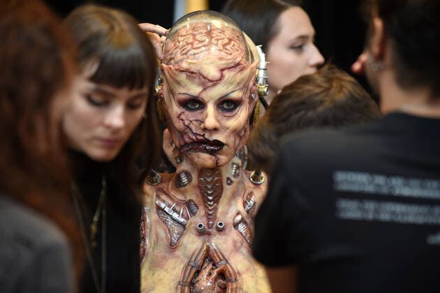 October 31, 2019, New York, NY, USA October 31, 2019 New York City Heidi Klum gets ready for Halloween In the window of Amazon on October 31, 2019 in New York City New York USA  - ZUMAny1_ 20191031_zaf_ny1_243 Copyright: xKristinxCallahanx