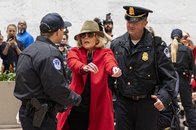 Bilder des Jahres 2019, Entertainment 11 November Entertainment Themen der Woche KW44 Entertainment Bilder des Tages Actor Jane Fonda is arrested by US Capitol Police during the Fire Drill Friday Climate Change Protest in Washington, DC on Friday Nov. 1, 2019. Protesters are demanding immediate action for the Green New Deal, legislation that aims to address climate change and economic inequality. Clean renewable energy by 2030, and no new exploration or drilling for Fossil Fuels.  WAP20191101414a KenxCedeno