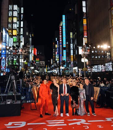 Entertainment Bilder des Tages (L-R)Gabriel Luna, Mackenzie Davis, Arnold Schwarzenegger, Linda Hamilton, Natalia Reyes and Director Tim Miller pose for photographers during the Japan premiere for the film Terminator: Dark Fate in Tokyo, Japan on Wednesday, November 6, 2019. Hamilton and Schwarzenegger attend both together at event in Japan first time. This film open November 8 in Japan.  TKP2019110620 MORIxKEIZO