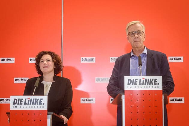 Bundestag, PK of the parliamentary group Left Amira Mohamed Ali and Dietmar Bartsch Germany, Berlin 12 11 2019 In the picture Amira Mohamed Ali is the left and Dietmar Bartsch parliamentary group leader DIE LINKE in the Bundestag during the press statement in the German Bundestag Berlin Bundestag Berlin Germany