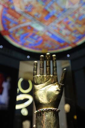 14 11 2019 LSA Landesamt für Archäologie und Denkmalpflege Sachsen Anhalt Landesmuseum Vorgeschichtsmuseum Special exhibition Rings of Power Photo in the exhibition here an arm reliquary copyright