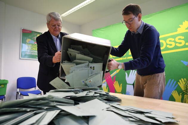 Wolfgang Wieland former Senator for Justice in Berlin and Ulli Reichardt management assistant , v l , open a ballot box before counting the ballot of Bündnis 90 Die Grünen on the coalition agreement with SPD and CDU, Grünen Landesgeschäftsstelle, Potsdam, 18 November 2019 Brandenburg Ballot of Bündnis 90 Die Grünen on the coalition agreement