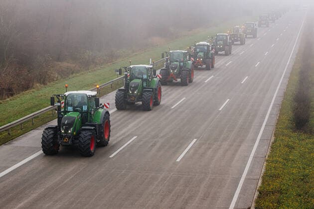 Erfurt , 251119 , Bauerndemo , Tractors Rally to Berlin In the picture The tractors Rally on the way to Berlin Here between Erfurt and Weimar on the A4