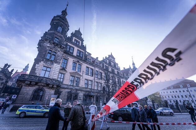 Robbery in the Green Vault The Green Vault, the treasure chamber of Dresdens Residenz, was broken into early Monday morning The robbery affects the historical part of the valuable collection Police officers secure and investigate the crime scene around Dresden Castle