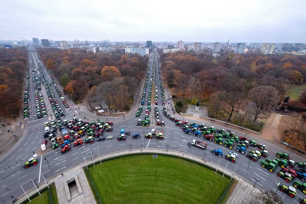 Farmers from all over Germany drove with thousands of tractors to Belin on Tuesday 26 11 2019 to protest against stricter environmental regulations and stricter duel rules Photo Rally seen from the Siegessaeule The Trekkerdemons Copyright: epd-bild RolfxZoellner EDITORIAL USE ONLY