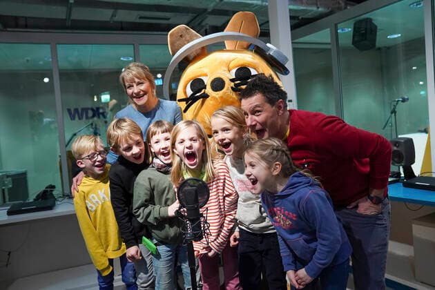 Nina Heuser and Andre Gatzke with children and the mouse at a photo shoot and visit to the workshop of Die Sendung mit der Maus zum Hören at the new childrens radio channel at WDR Studio Cologne, 25 11 2019 Foto:xJ.xKrickx xFuturexImage