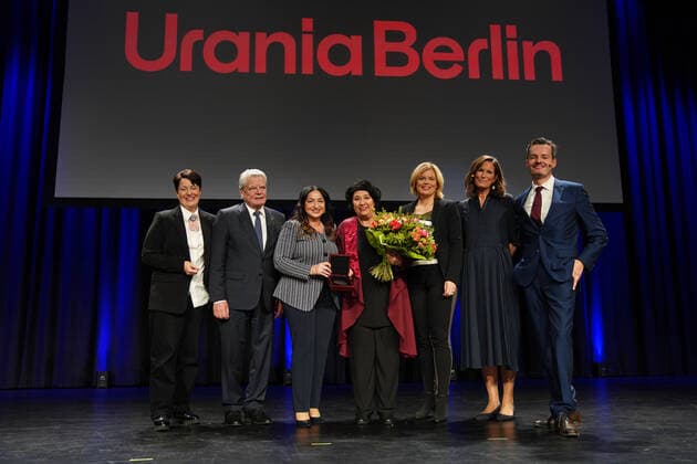 Urania Awards GER, Berlin,20191126, Urania Awards, Seyran Ates, Berlin, lawyer, womens rights activist, founder Ibd Rushd Goethe Moschee Berlin, with moderator Tina Hardenberg, Dilek Kalayci, Federal Minister Julia Klöckner, Joachim Gauck and Urania Chairman Gabriele Thöne