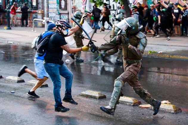 Santiago, 27 November 2019 For more than a month to continue the protests in Plaza Italia against the government of President Sebastian Pinera In the photograph a demonstrator confronts special forces carabineros Ramon Monroy Aton Chile, Santiago Chile Aton 375280  Copyright: RAMONxMONROY ATONCHILE