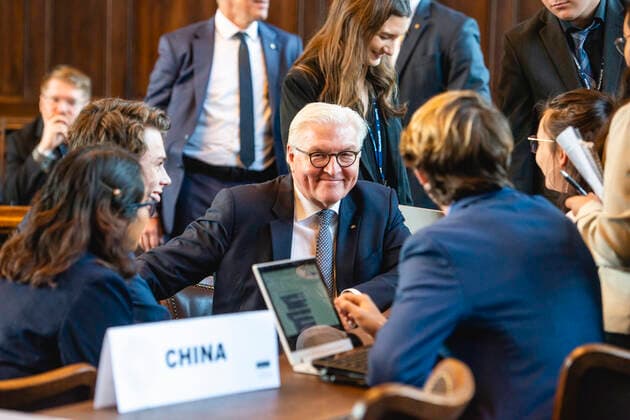 NATIONAL MODEL UNITED NATIONS CONFERENCE ERFURT 28 11 2019 Erfurt Federal President Frank Walter Steinmeier in conversation with participants during the National Model United Nations Conference at Erfurt City Hall on 28 November 2019