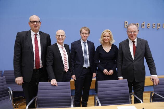 Dr Andreas Bovenschulte, Mayor of the Free Hanseatic City of Bremen SPD , Dr Peter Tschentscher, First Mayor of the Free and Hanseatic City of Hamburg SPD , Daniel Günther, Minister President of the State of Schleswig Holstein CDU , Manuela Schwesig, Minister President of the State of Mecklenburg-Vorpommern SPD , Stephan Weil, Minister President of the State of Lower Saxony SPD ,