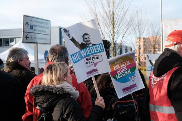 30 11 2019 xkhx Braunschweig AfD Federal Party Congress Braunschweig Numerous demonstrators demonstrate against the AFD