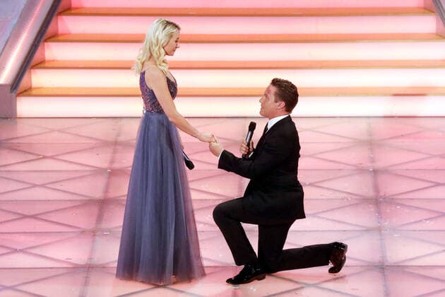 ARD Das Adventsfest der 100 000 Lichter Stefan Mross proposes marriage to his girlfriend Anna Carina Woitschack during the ARD TV show Das Adventsfest der 100 000 Lichter on 30 11 2019 at the Congress Center Suhl 20191130BOS0013