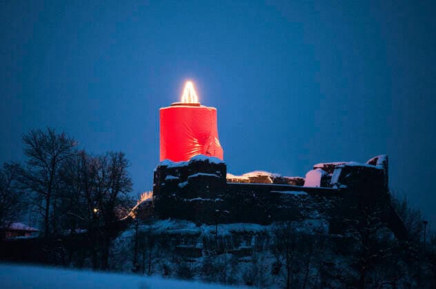 The largest Advent candle in Northern Germany at the Everstein castle ruin Polle Polle, 01 12 2019 Foto:xU.xStammx xFuturexImage