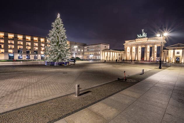 Christmas tree in front of the Brandenburg Gate, Since 1 December the Christmas tree has been illuminated again in front of the Brandenburg Gate Berlin Tiergarten Berlin Germany