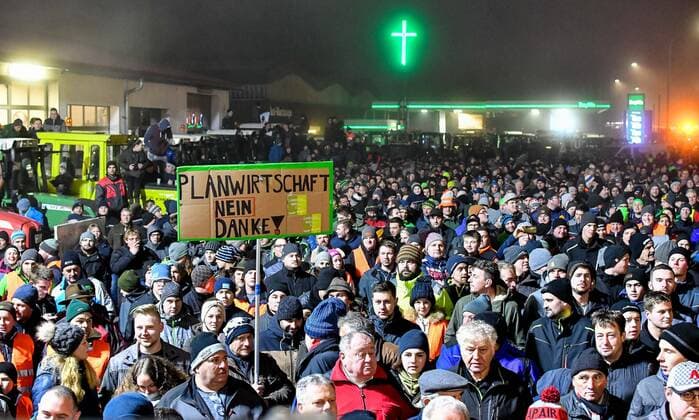 GER, farmers demonstration in Memmingen 05 12 2019, Baywa area, Memmingen, GER, farmers demonstration in Memmingen, more than 4000 farmers demonstrated with almost 3000 tractors in Memmingen The demonstration was organized by Land schafft Verbindung At the following rally, Bavarian Minister of Agriculture Michaela Kaniber spoke, farmers protesting in the picture nphxHafner nph00200