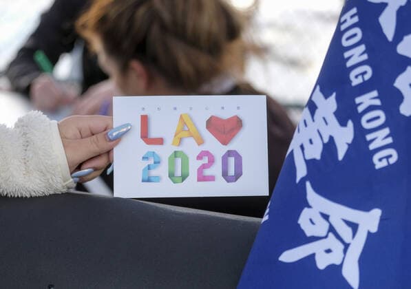 December 8, 2019, Los Angeles, California, U.S: A woman drop a holiday card into a box to support the pro democracy protesters in Hong Kong who are not able to spend the holiday with family, during the International Human Rights Day in Los Angeles on Sunday December 8, 2019. Los Angeles U.S. - ZUMAc68_ 20191208_zaf_c68_003 Copyright: xRingoxChiux