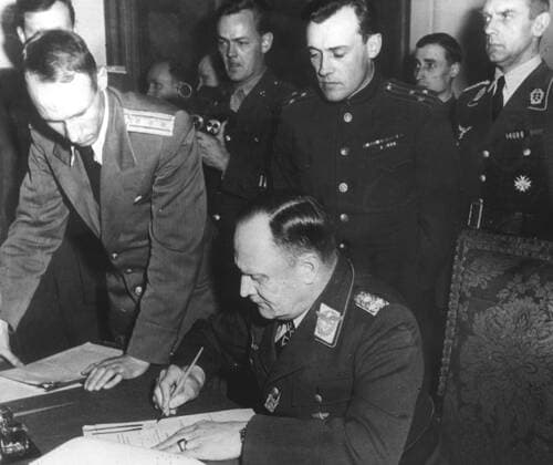 Second World War Ratification in Berlin of the German surrender deed signed in Reims two days earlier Signature of Colonel Stumpf Photograph taken on 9 May 1945 Credit Collection KHARBINE TAPABOR  KH21568
