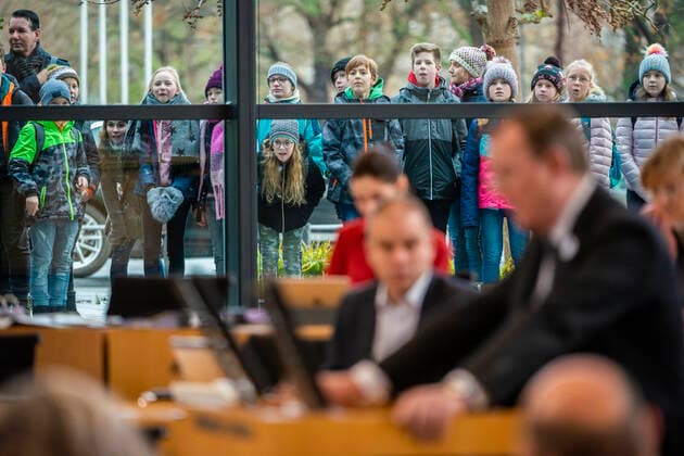 3 PLENARY MEETING IN THURINGER LANDTAG 12 12 2019 Erfurt Visitors of the Landtag look through the window during the Thuringian Prime Minister Bodo Ramelow DIE LINKE makes the government declaration to the Thüringen Monitor 2019 in the 3 plenary session of the Thüringer Landtag on 12 December 2019